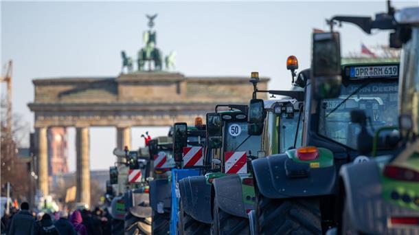 Bauern protestieren mit Demos und Blockaden Traktoren vor dem Brandenburger Tor auf der Straße des 17. Juni.