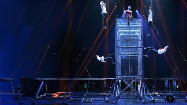 Trampolin-Turnen der anderen Art zeigt die Gruppe Catwalk Acrobats beim „Feuerwerk der Turnkunst“.