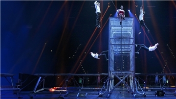 Trampolin-Turnen der anderen Art zeigt die Gruppe Catwalk Acrobats beim „Feuerwerk der Turnkunst“.