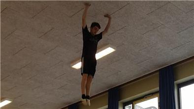 Trampolinturnern fällt schnell mal die Decke auf den Kopf. Deshalb können sie nur in wenigen Turnhallen trainieren.