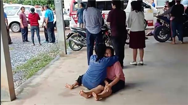 Blutbad in Kita - Ex-Polizist tötet mehr als 30 Menschen Trauer am Ort der Tragödie im Nordosten Thailands.