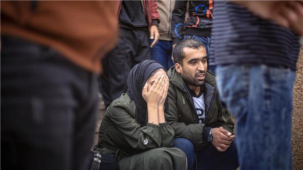 Ärzte ohne Grenzen: 70 Tote nach Luftangriff in Chan Junis Trauer um Angehörige, die nach einem israelischen Bombenangriff ums Leben kamen.