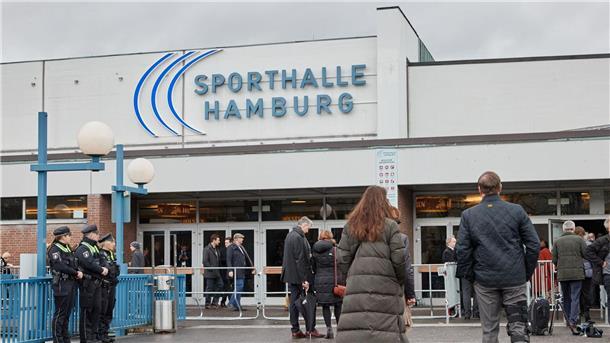 Amoklauf: Zeugen Jehovas veranstalten Gedenkfeier Trauergäste kommen zur Gedenkveranstaltung der Zeugen Jehovas für die Opfer des Amoklaufs in die Alsterdorfer Sporthalle.