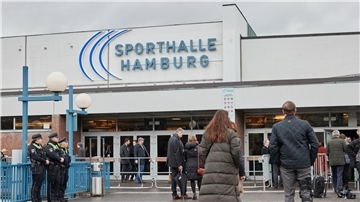 Trauergäste kommen zur Gedenkveranstaltung der Zeugen Jehovas für die Opfer des Amoklaufs in die Alsterdorfer Sporthalle.