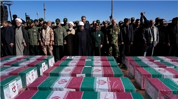 Trauernde beten bei einer Trauerzeremonie für die Anschlagsopfer im Iran.