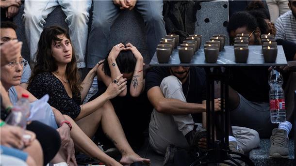Zwei Hamas-Geiseln frei - „Gipfel für den Frieden“ in Kairo Trauernde nehmen an der Beerdigung eines von Hamas-Terroristen getöteten Israeli teil.