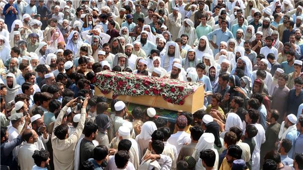 IS bekennt sich zu Anschlag in Pakistan Trauernde nehmen in Bajur an der Beerdigung von Opfern der Bombenexplosion teil.
