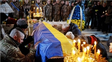 Trauernde nehmen in der Wladimirkathedrale in Kiew Abschied von dem gefallenen Soldaten Jurij Storoschew.
