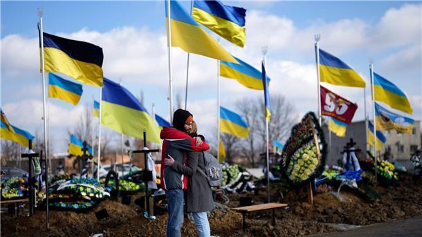 Krieg gegen die Ukraine: So ist die Lage Trauernde umarmen sich während der Beerdigung einer Sanitäterin der ukrainischen Armee.
