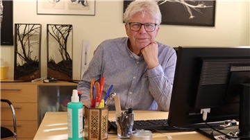 Traugott Riedesel sitzt in seinem Arbeitszimmer. Am Freitag verabschiedet sich der Wilstedter Allgemeinmediziner in den Ruhestand.