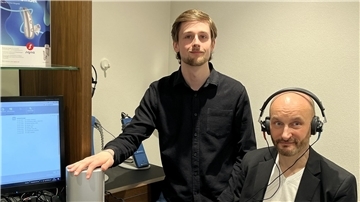 Jannis Klinge (links) lernt im ersten Ausbildungsjahr bei ISE Hörgeräte in Bremerhaven Hörgeräteakustiker, hier macht er bei seinem Chef Norbert Fiehn gerade einen Hörtest.