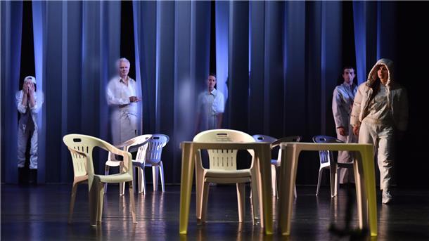Traum oder Realität: Die Übergänge sind im „Zerbrochenen Krug“ in Bremerhaven fließend: Ruprecht (Justus Henke, von links), sein Vater (Kay Kruse), Frau Marthe (Marsha Zimmermann), Gerichtsrat Walter (Richard Feist) und Eve (Anna Caterina Fadda) verschwinden immer wieder hinter einen Plastikvorhang.