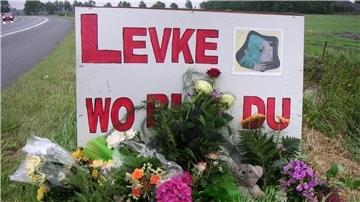 Traurige Gewissheit im August 2004: Levke war ermordet worden. Trauernde legten an den Schildern mit der Aufschrift „Levke, wo bist du?“ Blumen nieder.