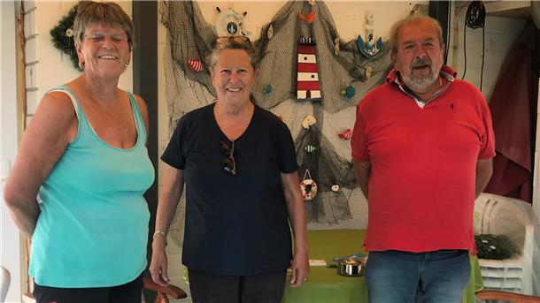 Freizeit-Oase "Treff am Deich" bald in neuen Händen Traute Ifsen, die bisherige Eigentümerin des „Treffs am Deich" (Mitte) mit Ansbert und Ursula Miletzki vor ihrem Haus: Sie alle freuen sich, dass für das Freizeitgelände eine gute Lösung gefunden ist.