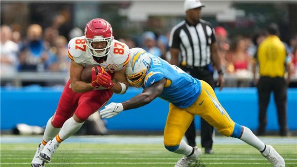 Chiefs weiter ungeschlagen - 17:10 gegen LA Chargers Travis Kelce (l) von den Kansas City Chiefs wird von Denzel Perryman von den Los Angeles Chargers gestoppt.