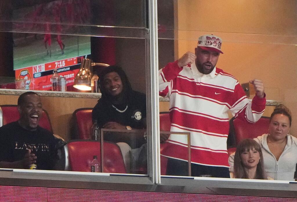 Travis Kelce und Taylor Swift schauten sich von einer Loge aus das Spiel zusammen an.