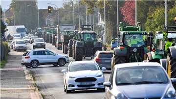 Trecker fahren auf einer Straße