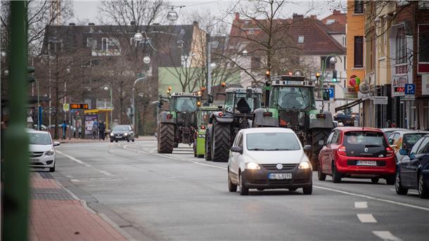 Bauernproteste am Freitag: Wurster Straße seit 1.20 Uhr wieder frei für den Verkehr Trecker auf der Hafenstraße.