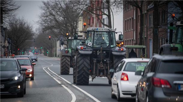 Bauernproteste am Freitag: Wurster Straße seit 1.20 Uhr wieder frei für den Verkehr Trecker auf der Weserstraße in Wulsdorf.