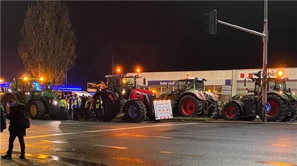 Bauernproteste: Mehr als 2000 demonstrieren in Aurich - Scholz: „Galgen sind keine Arguemente“ Trecker mit Warnlicht stehen auf der Stresemannstraße.