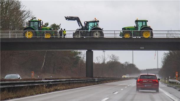 Wow! Bauern und Mittelstand formen ein riesiges Herz auf dem Deichbrand-Gelände Trecker positionierten sich auf einer Brücke zwischen Debstedt und Neuenwalde.
