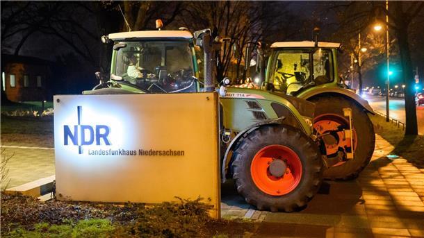 Trecker stehen bei einer Demonstration vor dem Landesfunkhaus Niedersachsen des Norddeutschen Rundfunks NDR.