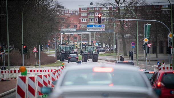 Bauernproteste am Freitag: Wurster Straße seit 1.20 Uhr wieder frei für den Verkehr Trecker verlangsamen den Verkehr am Elbinger Platz.