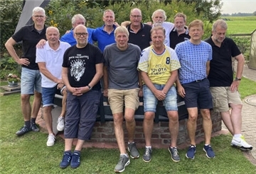 Treffen der „Ehemaligen“: (hinten, von links) Ralf Mertins, Ralf Radons, Stefan Pragmann, Andreas Butter, Volker Mertins, Bernd Thomann sowie (vorn, von links) Uwe Grieschow, Mario Beyer, Thomas Bösch, Frank Eymers, Oliver Bischof und Uwe Dannel.
