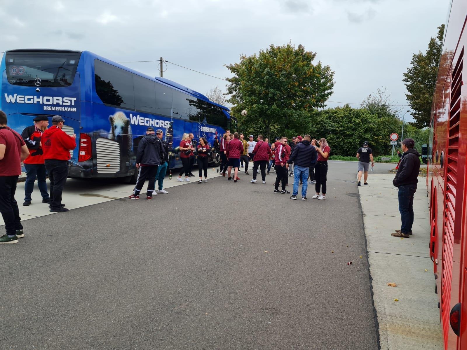 Treffen der Fanbusse auf einem Parkplatz bei Dresden. Die Seestadtboys sind auch...