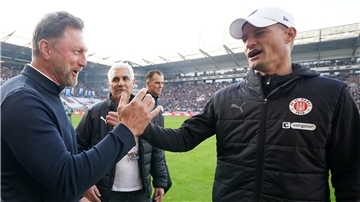 Treffen sich am Samstag wieder: Trainer Ralph Hasenhüttl (l) vom VfL Wolfsburg und sein St. Pauli-Kollege Alexander Blessin (r).
