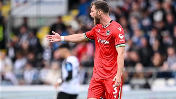 Hannover besiegt Serie-A-Club Cagliari Calcio Treffsicher vom Elfmeterpunkt: Hannovers Boris Tomiak.