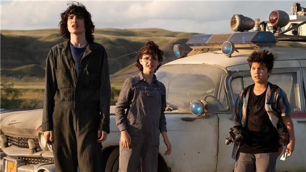 Trevor (Finn Wolfhard, l.), seine Schwester Phoebe (Mckenna Grace, M.) und Podcast (Logan Kim) in einer Szene aus „Ghostbusters: Legacy“