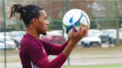 Ein Fußballspieler beim Einwurf