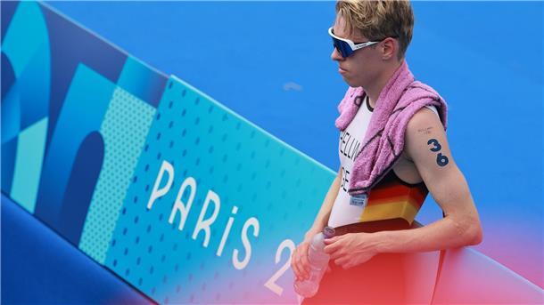Schlägerei im Wasser, Stürze vom Rad: Triathleten enttäuscht Triathlet Tim Hellwig lehnt nach dem Olympia-Rennen enttäuscht an einer Bande.