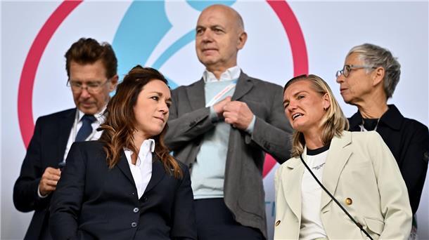 Tribünengast bei Dänemark-Spiel: Alexandra Popp (r).