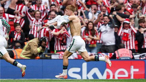 Trikot runter: Tom Watson jubelt über seinen Siegtreffer für Sunderland.