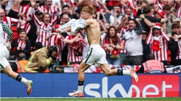 Trikot runter: Tom Watson jubelt über seinen Siegtreffer für Sunderland.