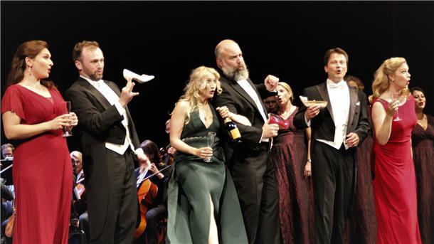 „Trink nur zu“: Sehr trinkfreudig präsentierten sich Opernchor und Ensemble bei der Eröffnungsgala des Stadttheaters.