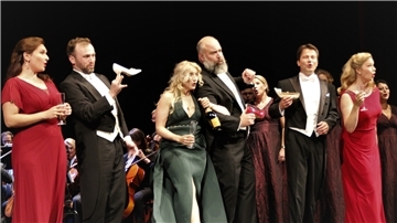 „Trink nur zu“: Sehr trinkfreudig präsentierten sich Opernchor und Ensemble bei der Eröffnungsgala des Stadttheaters.