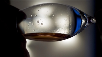 Trinken hat für viele Menschen nichts mehr mit Genuss zu tun. Die Anonymen Alkoholiker wissen, dass der regelmäßige Griff zum Glas schlimme Folgen haben kann. 