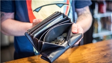 Trinkgeld in Corona-Zeiten: Motato-Restaurantinhaber Gregor Lewicki öffnet seine Trinkgeldbörse und erklärt, das vor allem die bargeldlose Zahlung während der vergangenen Monate in seinem Laden zugenommen habe.