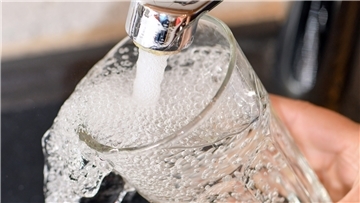 Trinkwasser ist bisher zu einem günstigen Preis zu beziehen. Doch auch hier steigen nun die Preise.