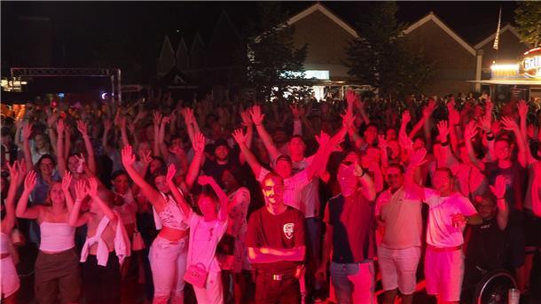 Tropische Temperaturen: Am zweiten Tag der „Langener Nächte“ brachte DJ Stony den Lindenhof zum Brodeln. 