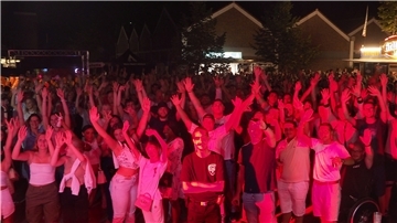 Tropische Temperaturen: Am zweiten Tag der „Langener Nächte“ brachte DJ Stony den Lindenhof zum Brodeln. 