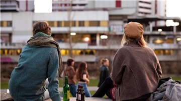 Trotz aller Belastungen in der Pandemie und der verbreiteten Corona-Müdigkeit blicken fast zwei Drittel der jungen Menschen in Europa optimistisch in die Zukunft.