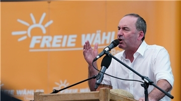 Trotz der Flugblatt-Affäre um Bayerns Vize-Ministerpräsidenten Hubert Aiwanger sind die Freien Wähler in Umfragen im Höhenflug.
