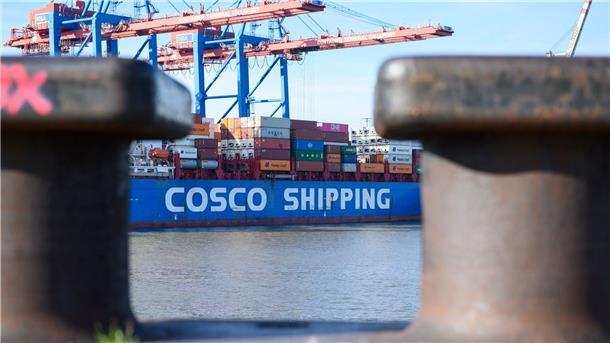 Experte: Wirtschaft profitiert von Chinas Hafenbeteiligung Trotz der Kritik einiger Ministerien darf der chinesische Konzern Cosco am Hamburger Containerterminal Tollerort einsteigen.