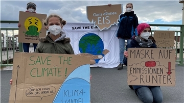„Trotz der Pandemie wollten wir eine Aktion machen, um auf die Klimakrise aufmerksam zu machen“, betont Katrina Dieckvoß von Fridays for Future. Deshalb habe man auf eine Fahrraddemo wie im August vergangenen Jahres verzichtet. Von 7 bis 17 Uhr standen die Demonstrierenden im Schichtbetrieb auf der Brücke über der Geeste in Bremerhaven.