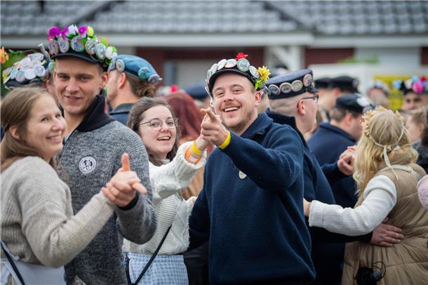 Trotz des anfangs schlechten Wetters hatten alle Holtschentänzer von Beginn an v...