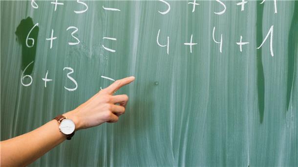 „Trotz des hohen Bedarfs an ausgebildeten Lehrkräften ist die Zahl der Lehramtsabsolventinnen und -absolventen mit Master- oder Staatsexamensabschluss rückläufig“, erläutert das Statistische Bundesamt.